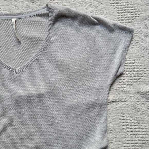 Babaton Casual Relaxed fit Cotton Blend Knit V-Neck T-Shirt - Picture 5 of 11